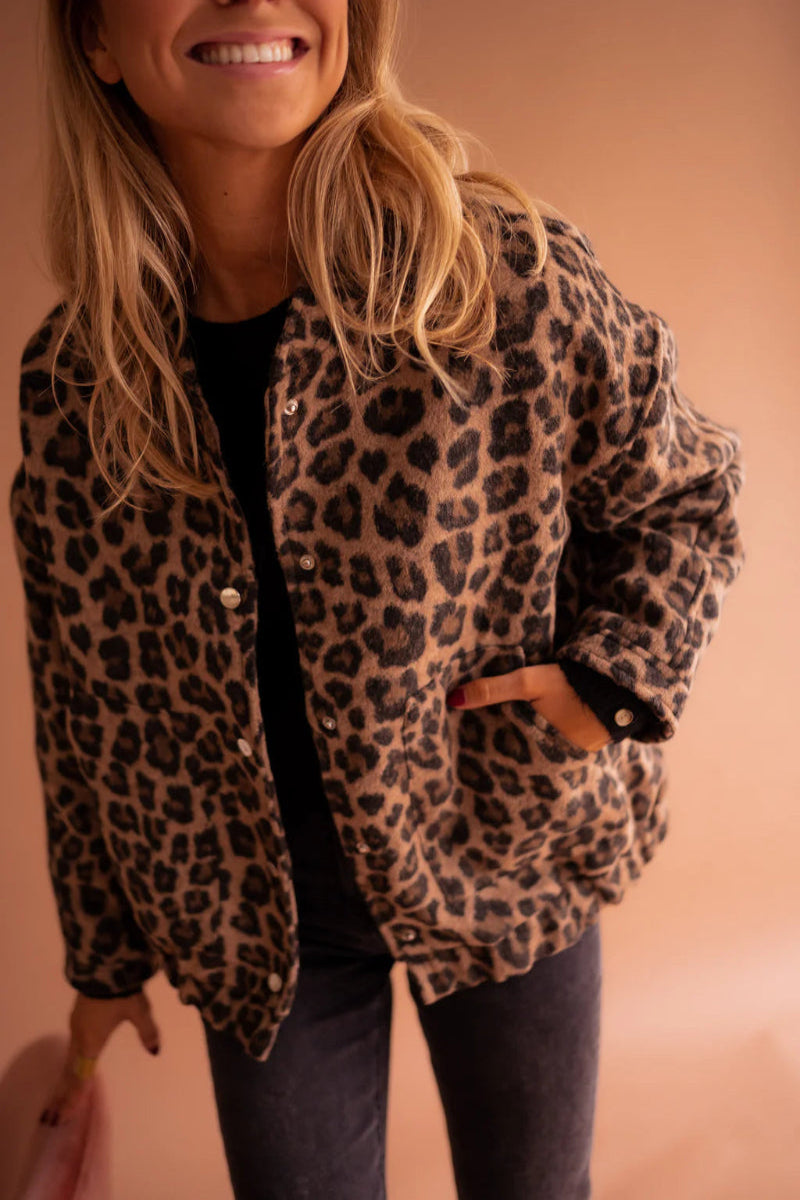 DANIELA | Leoprint en veelzijdige jas