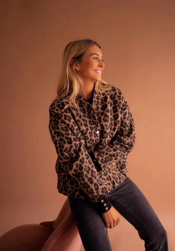 DANIELA | Leoprint en veelzijdige jas